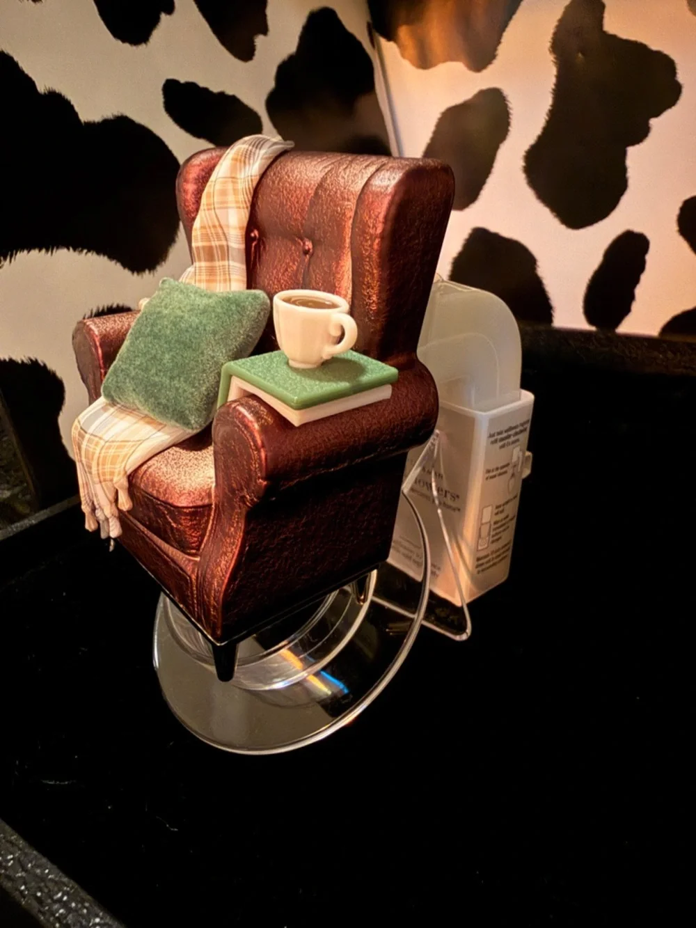 Bath & Bodyworks Adorable Miniature Brown Leather Armchair Wallflower Plug - Picture 2 of 2